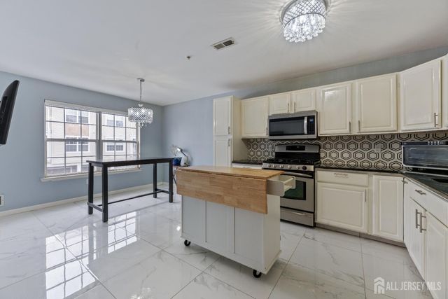 2 Guisborough Way, Edison, NJ 08820