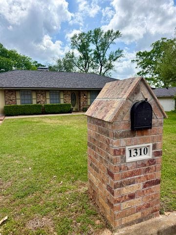 1310 Colgate Dr., Longview, TX 75601