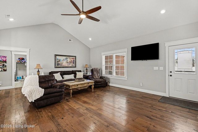 240 Brennan Ct, Shepherdsville, KY 40165