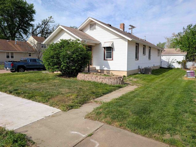 872 Sheridan St, Salina, KS 67401