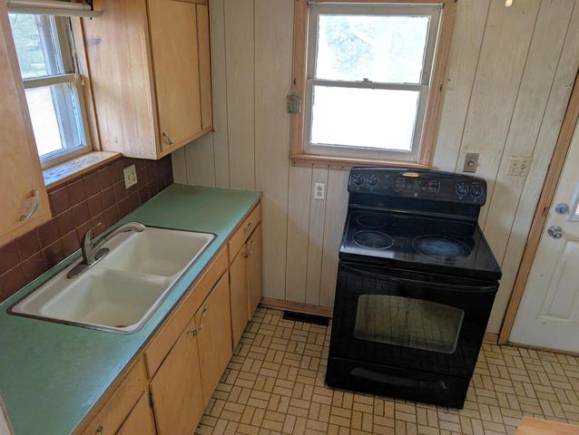 872 Sheridan St, Salina, KS 67401