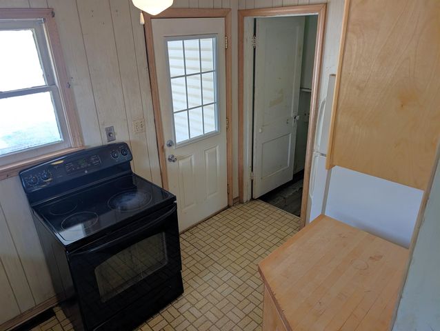 872 Sheridan St, Salina, KS 67401