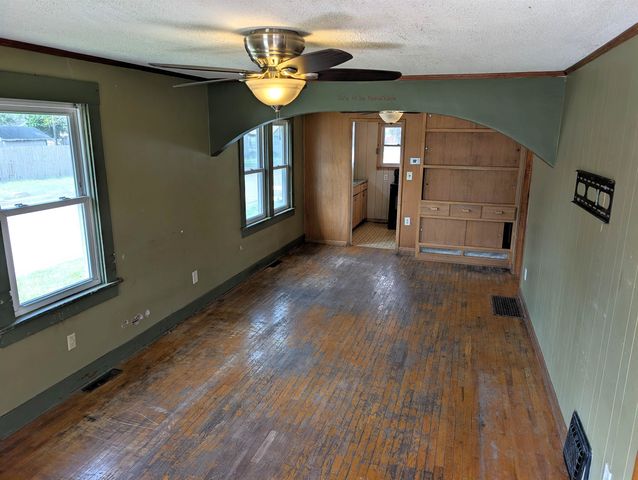 872 Sheridan St, Salina, KS 67401