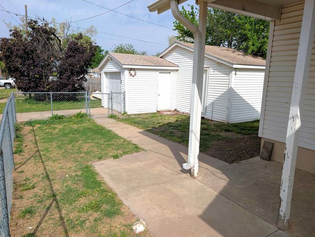 872 Sheridan St, Salina, KS 67401