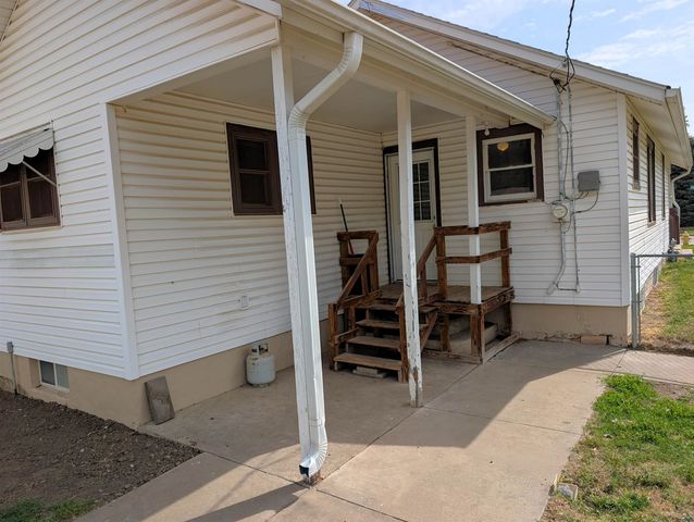 872 Sheridan St, Salina, KS 67401