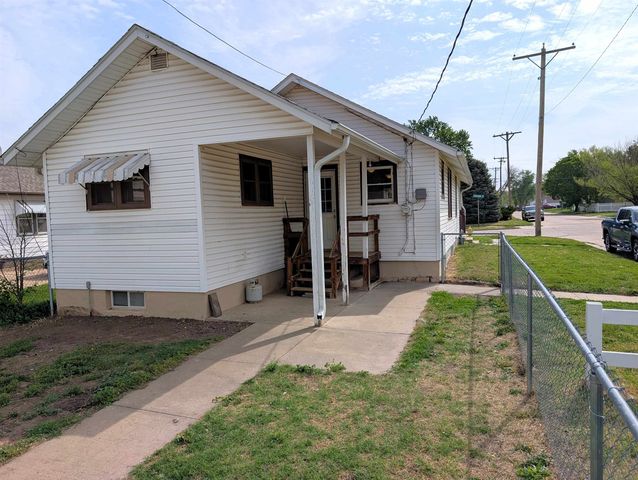 872 Sheridan St, Salina, KS 67401