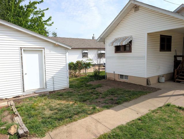 872 Sheridan St, Salina, KS 67401