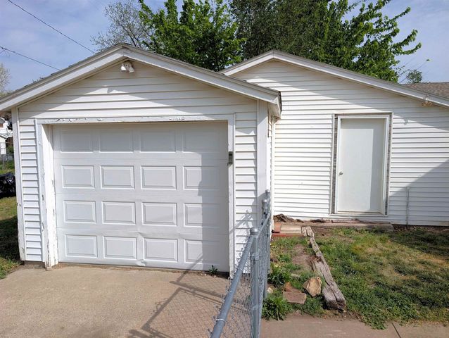 872 Sheridan St, Salina, KS 67401