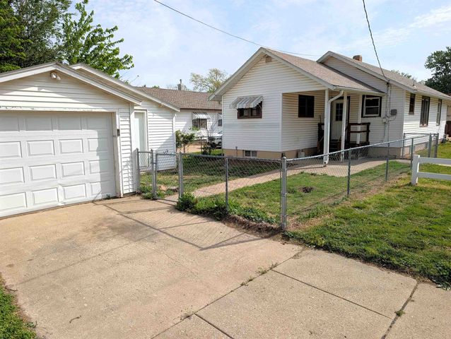 872 Sheridan St, Salina, KS 67401