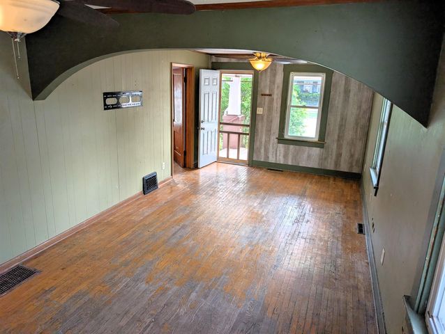 872 Sheridan St, Salina, KS 67401