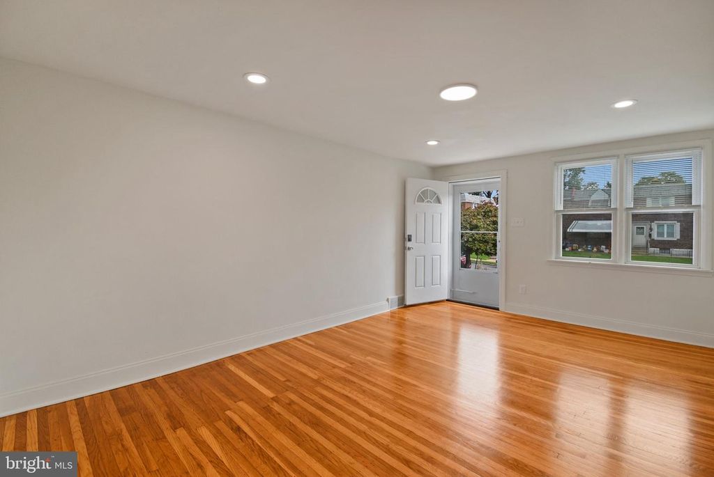 714 SURREY LN, GLENOLDEN, PA 19036 — photo 3