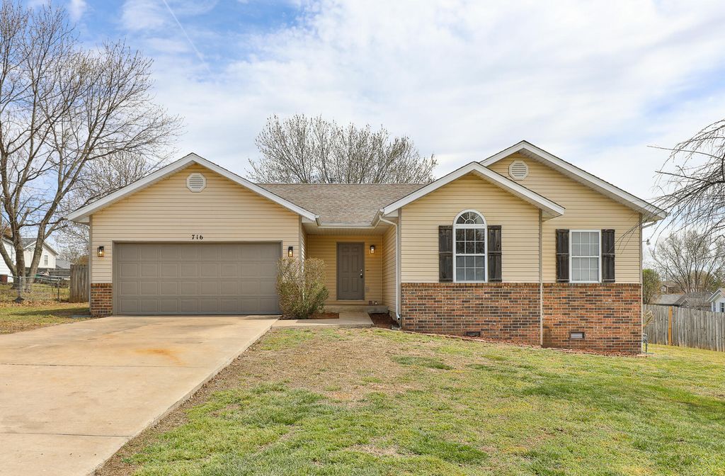716 Daniel Lane, Willard, MO 65781