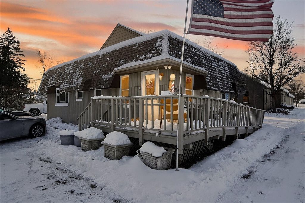 7045 Cooley Lake Road, West Bloomfield, MI 48324