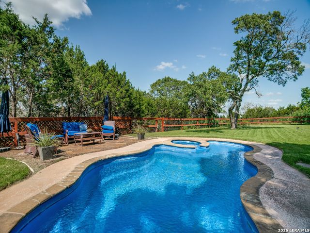 137 Lake View Dr, Boerne, TX 78006