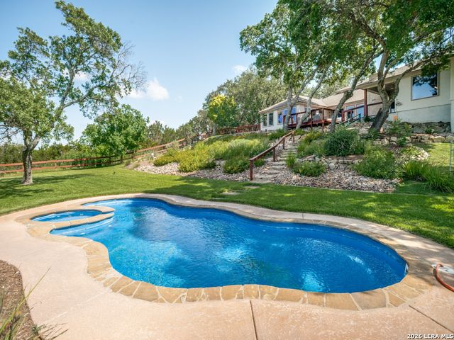 137 Lake View Dr, Boerne, TX 78006