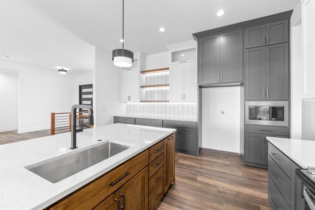 2905 Malibu Dr, Salina, KS 67401