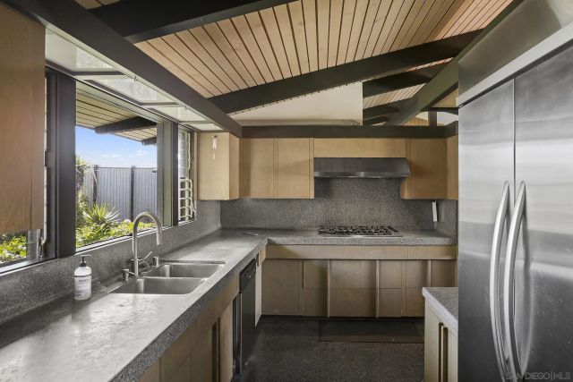 7105 Country Club Dr, La Jolla, CA 92037