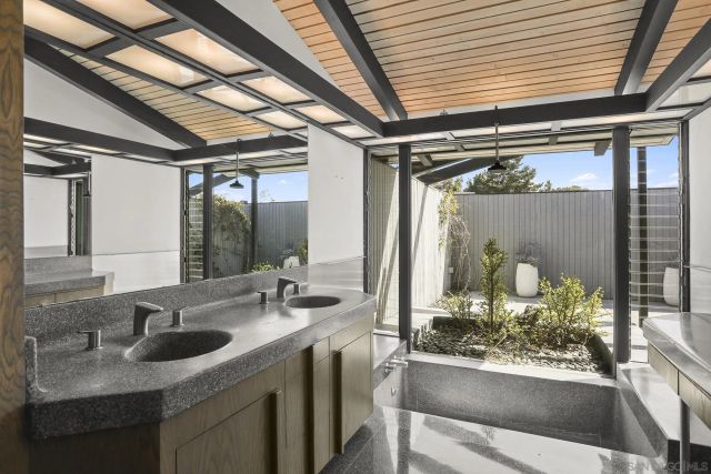 7105 Country Club Dr, La Jolla, CA 92037