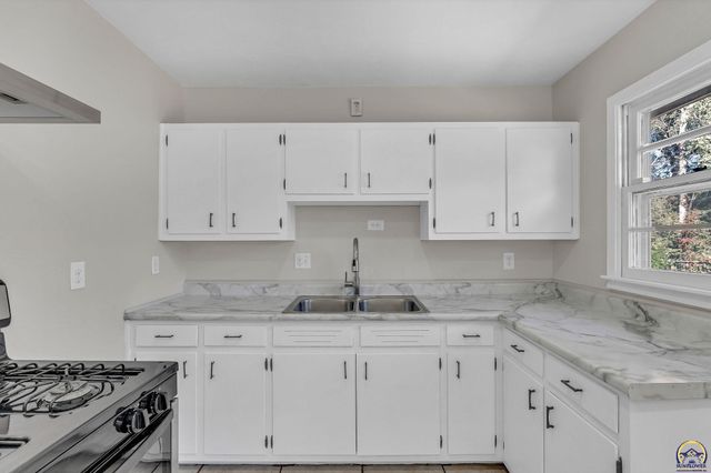 3542 SE Adams St, Topeka, KS 66605