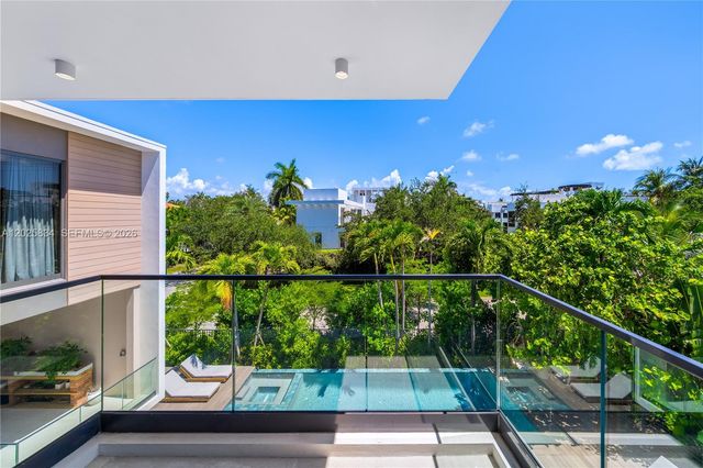 571 Glenridge Rd, Key Biscayne, FL 33149