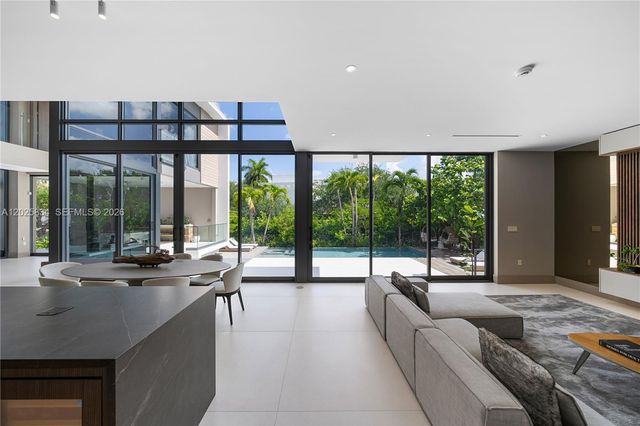 571 Glenridge Rd, Key Biscayne, FL 33149