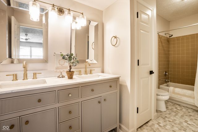 7435 Prairie Lake Drive, Indianapolis, IN 46256