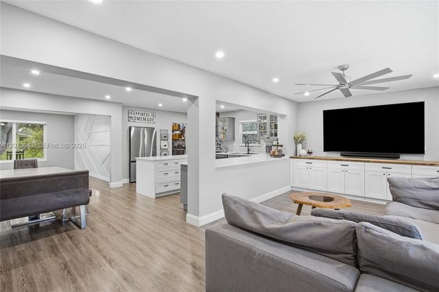1721 NW 114th Avenue, Pembroke Pines, FL 33026