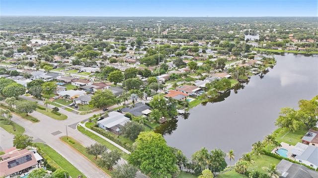 1721 NW 114th Avenue, Pembroke Pines, FL 33026