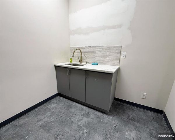 190 Sylvan Avenue C7, Englewood Cliffs, NJ 07632