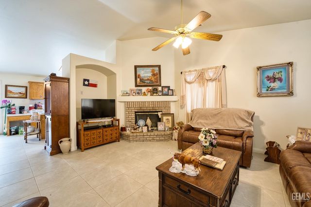 12619 Sawtooth Avenue, Bakersfield, CA 93312