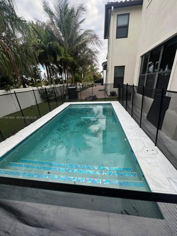 9909 W 32nd Ln, Hialeah, FL 33018