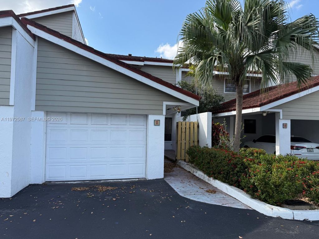 2700 N 34th Avenue I, Hollywood, FL 33021