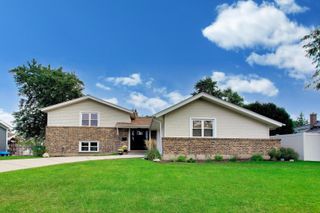 2307 N Kennicott Drive, Arlington Heights, IL 60004