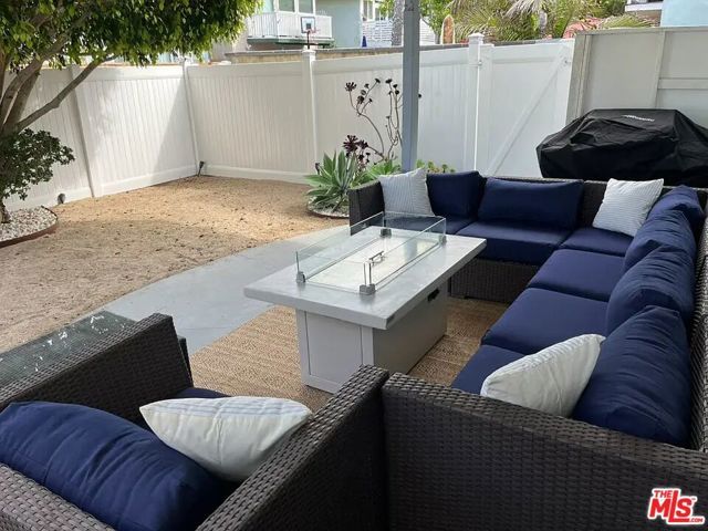 104 Fowling Street, Los Angeles, CA 90293