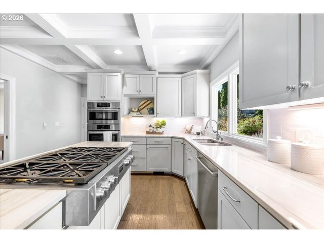 17981 MEADOWLARK Ln, Lake Oswego, OR 97034