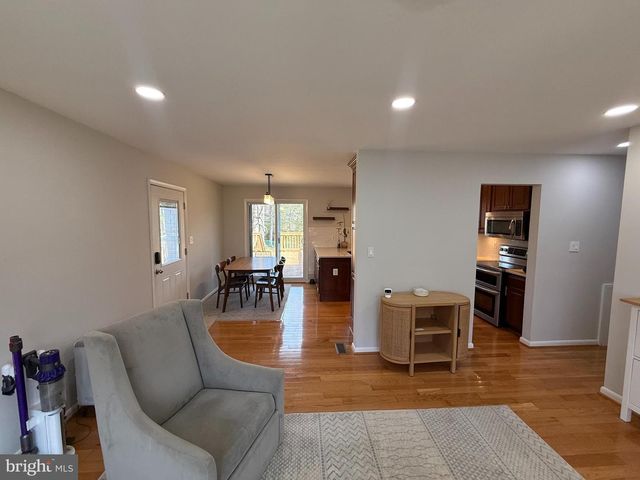 12026 WAPLES MILL RD, Oakton, VA 22124