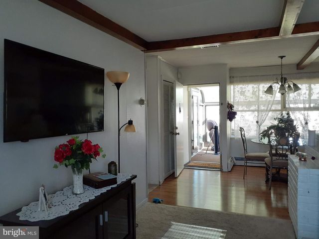 23 BURNING BUSH LN, Levittown, PA 19054