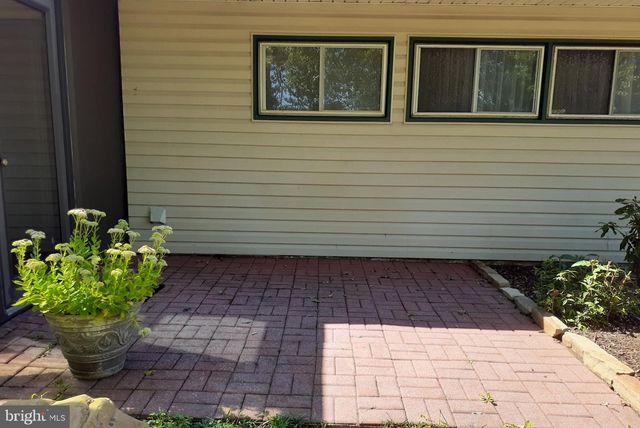 23 BURNING BUSH LN, Levittown, PA 19054