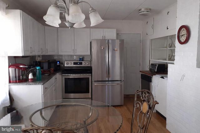 23 BURNING BUSH LN, Levittown, PA 19054