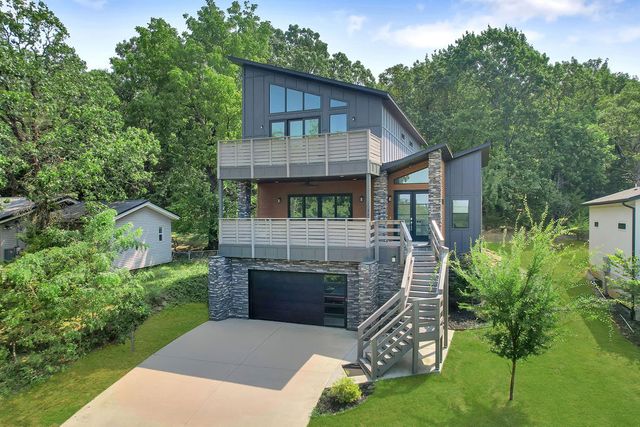 1038 N Lakeside Drive, Fayetteville, AR 72701