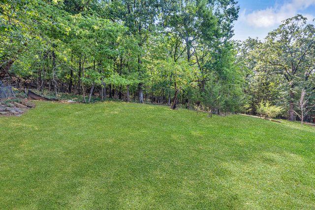 1038 N Lakeside Drive, Fayetteville, AR 72701