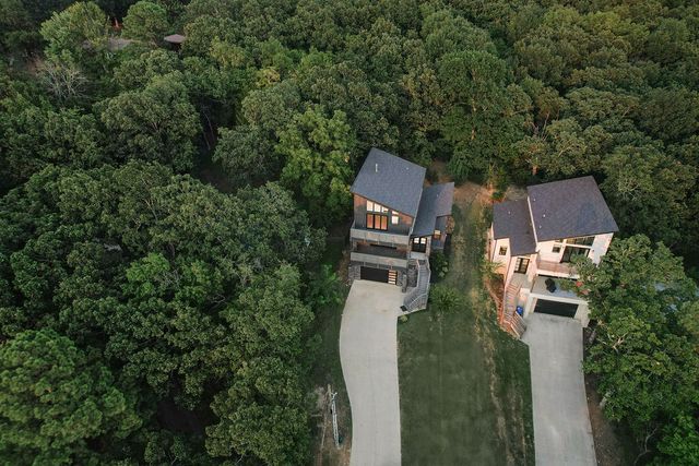 1038 N Lakeside Drive, Fayetteville, AR 72701