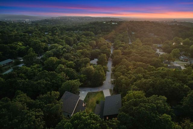 1038 N Lakeside Drive, Fayetteville, AR 72701