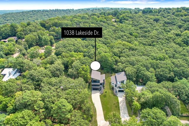 1038 N Lakeside Drive, Fayetteville, AR 72701