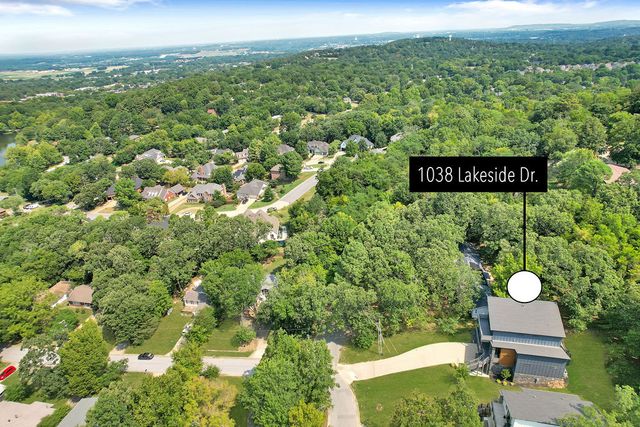 1038 N Lakeside Drive, Fayetteville, AR 72701