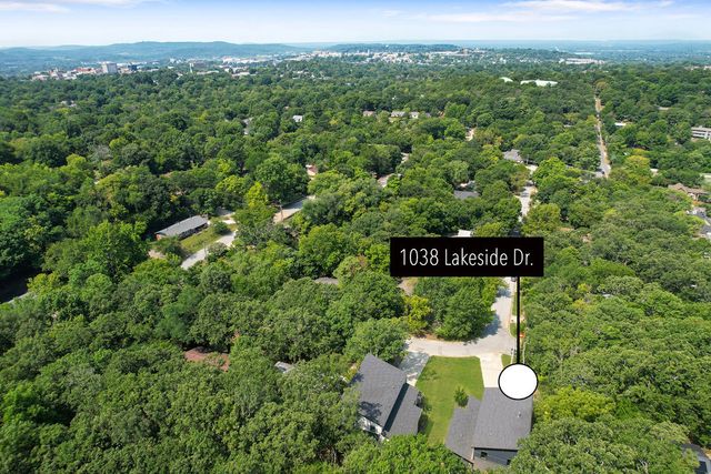 1038 N Lakeside Drive, Fayetteville, AR 72701