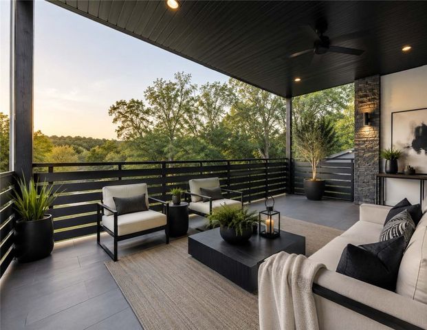 1038 N Lakeside Drive, Fayetteville, AR 72701