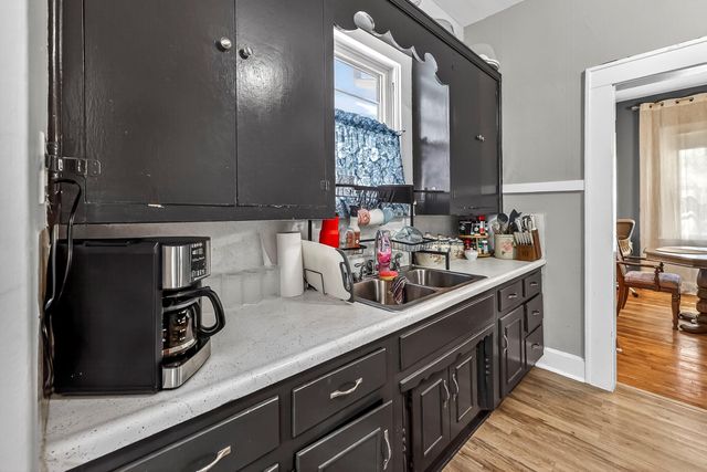 1433 E Commercial Street, Springfield, MO 65803