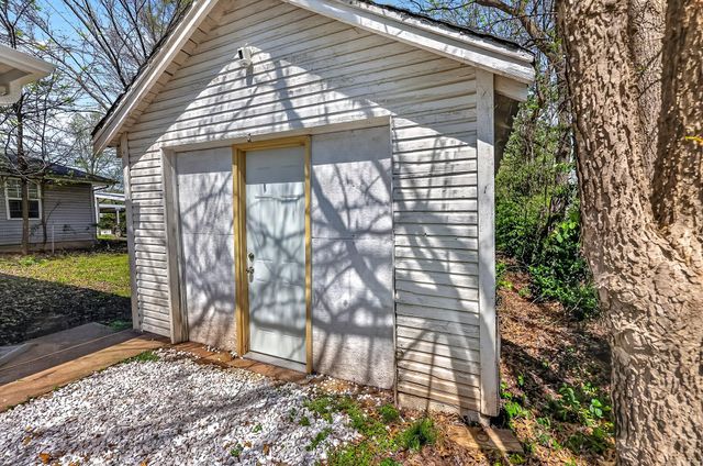 1433 E Commercial Street, Springfield, MO 65803