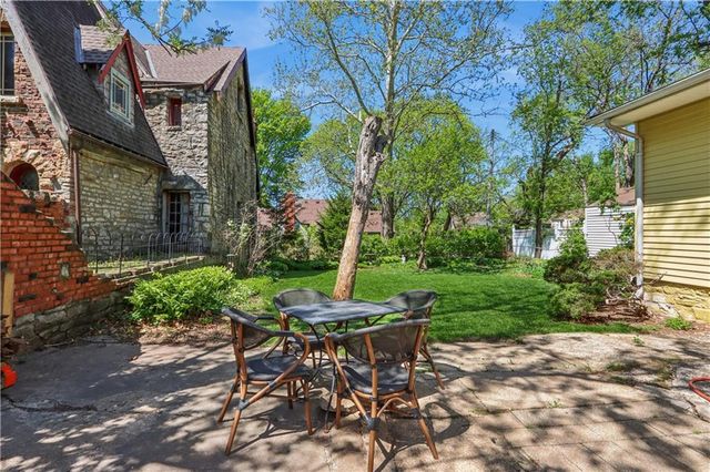 7344 Oak Street, Kansas City, MO 64114